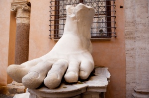 statue-constantine-foot